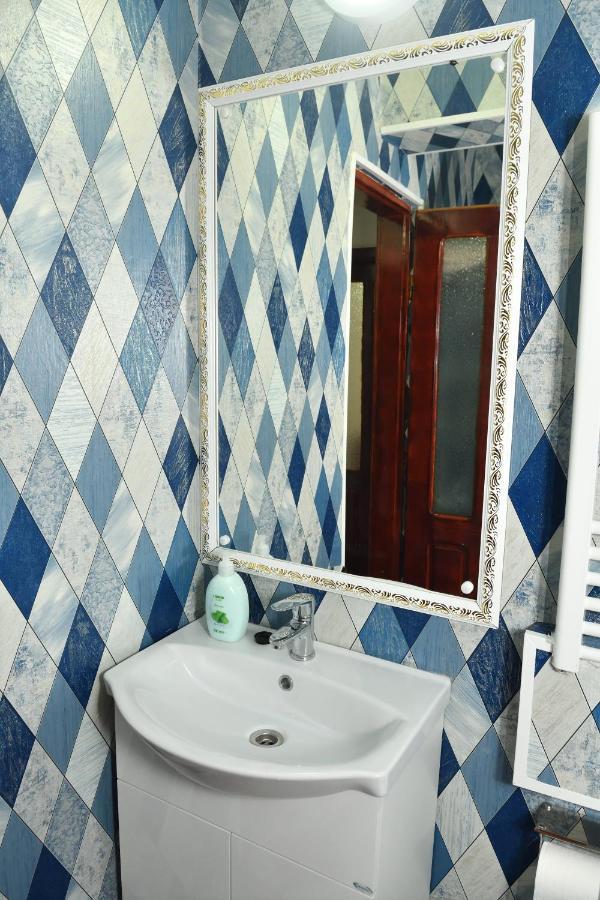 بيت شباب Casa Simescu I Caransebeş المظهر الخارجي الصورة