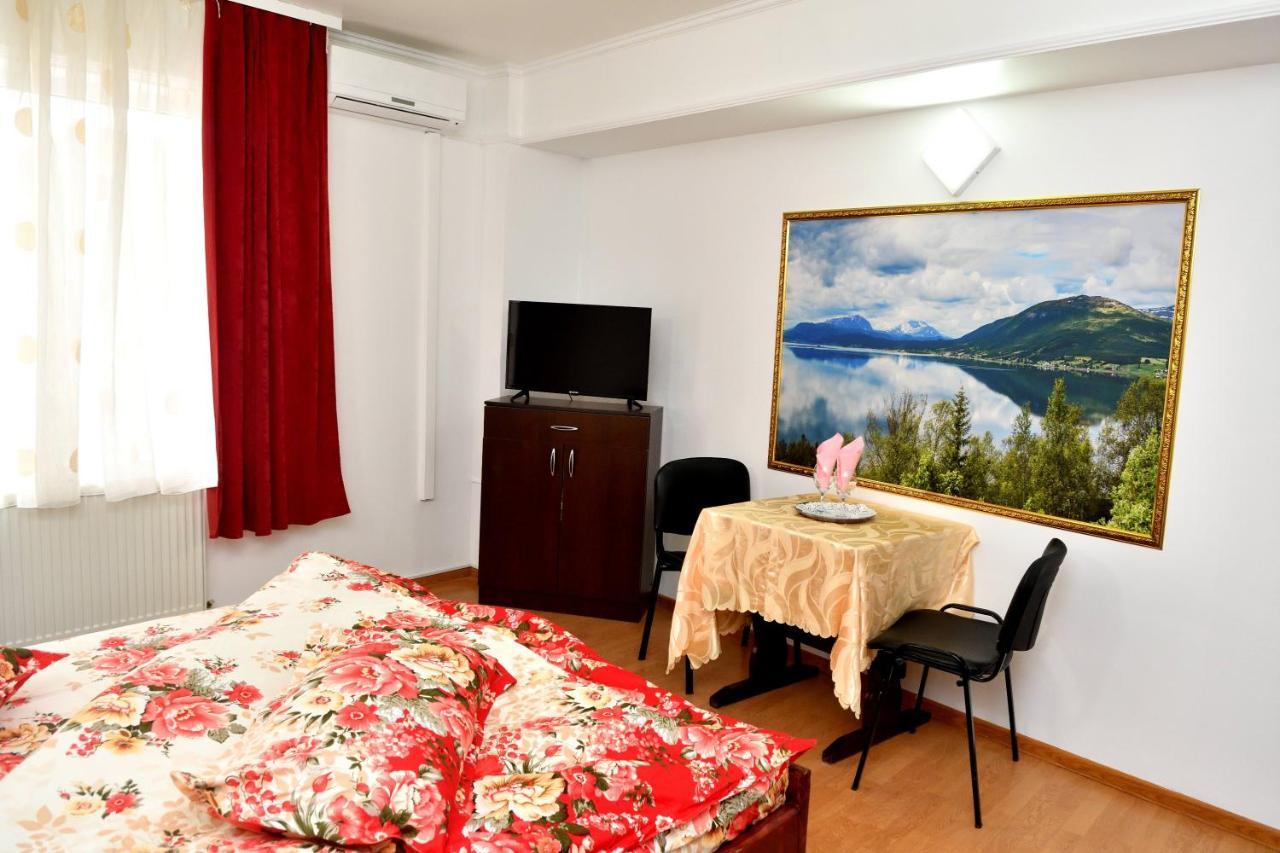 بيت شباب Casa Simescu I Caransebeş المظهر الخارجي الصورة
